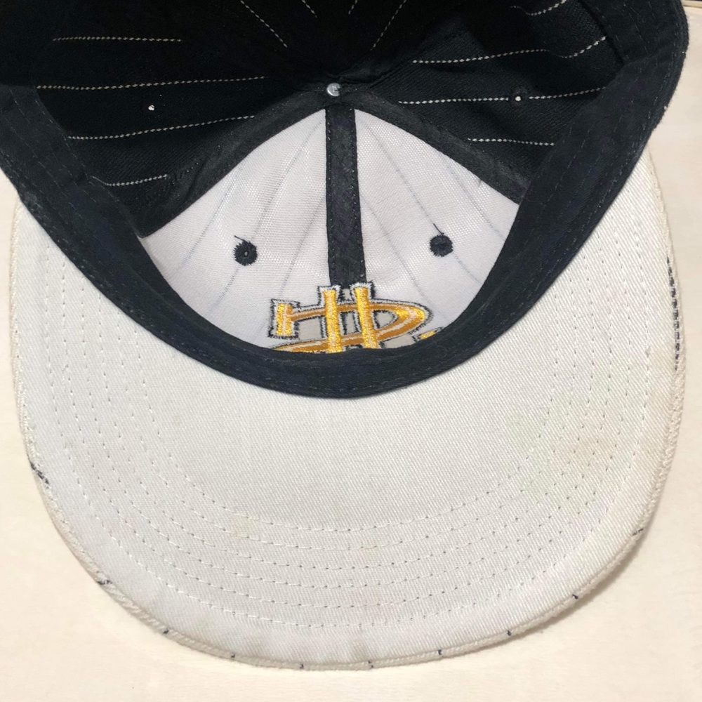 Large fitted hat - Picture 2 of 4